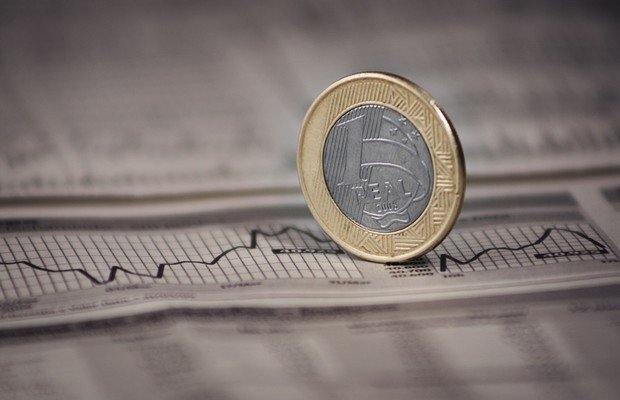 Comércio e indústria da transformação puxam recuo da economia
