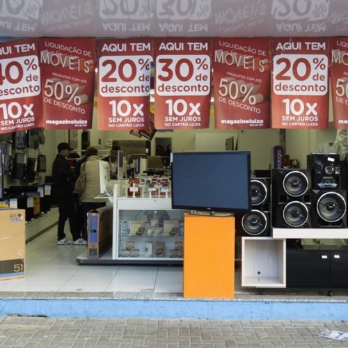 Vendas do comércio recuam 1% e têm pior julho desde 2000