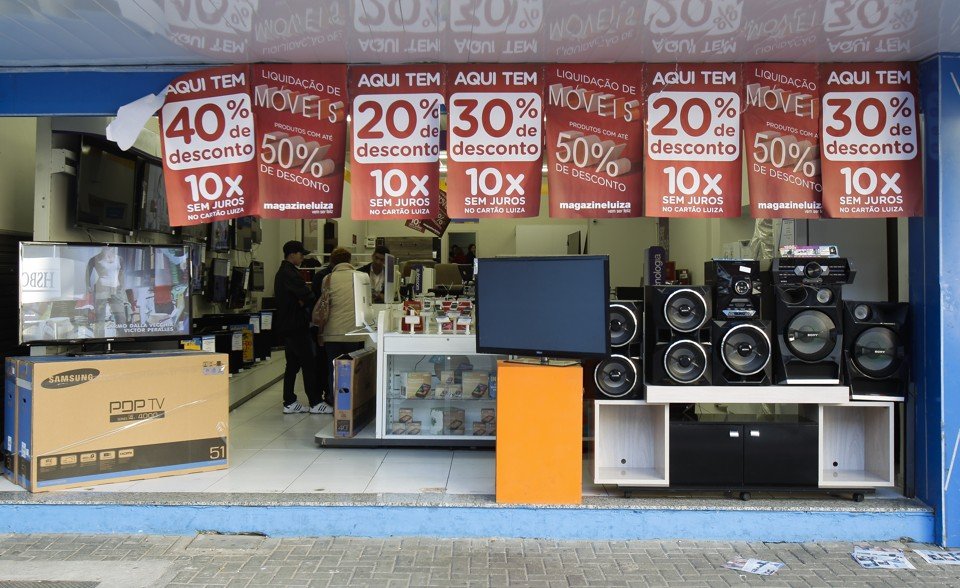 Vendas do comércio recuam 1% e têm pior julho desde 2000