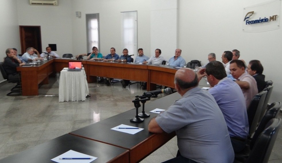 Empresários discutem com vereadores ônus tributário