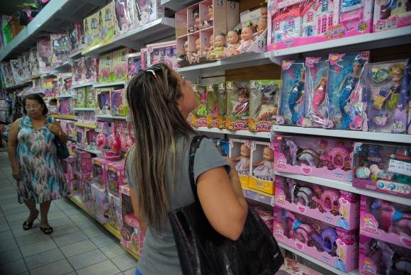 Confiança do comércio cai 22 pontos em um ano, mostra FGV