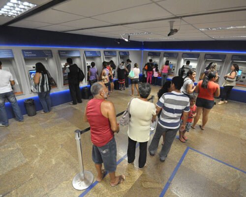Bancos funcionam só até esta quarta (30) e reabrem dia 4