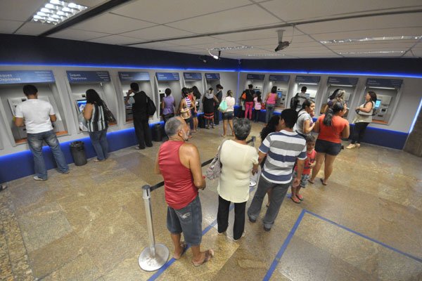 Bancos funcionam só até esta quarta (30) e reabrem dia 4