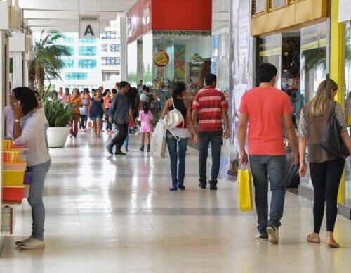 Crise reduziu consumo de nove entre dez brasileiros, mostra pesquisa