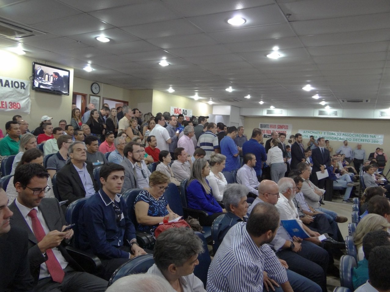 Setor produtivo mobiliza centenas de pessoas para protestar contra Decreto 380 em Audiência Pública