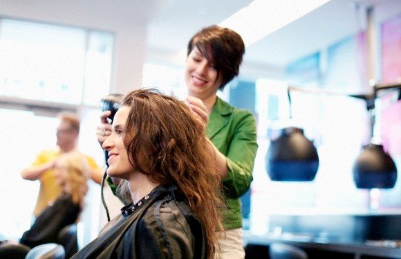 Associação Comercial oferece orientação consultiva para gestores de salão de beleza e estética
