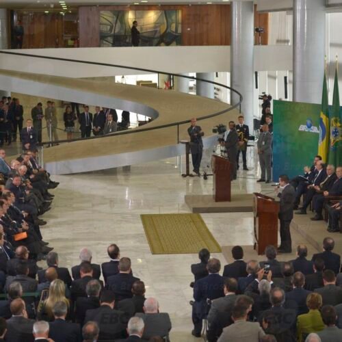 Apoiar o governo é apoiar o Brasil, diz Temer em encontro com empresários
