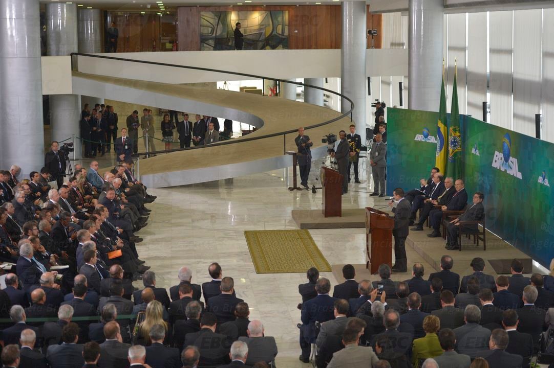 Apoiar o governo é apoiar o Brasil, diz Temer em encontro com empresários