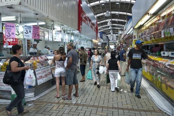 Confiança do consumidor tem pequena alta, mas continua abaixo da média histórica