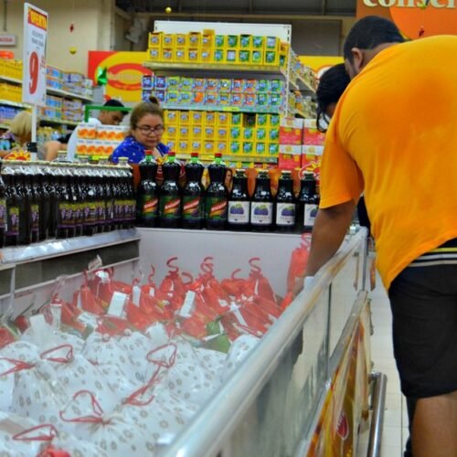 Após quatro quedas seguidas, varejo cresce 2% em novembro, diz IBGE