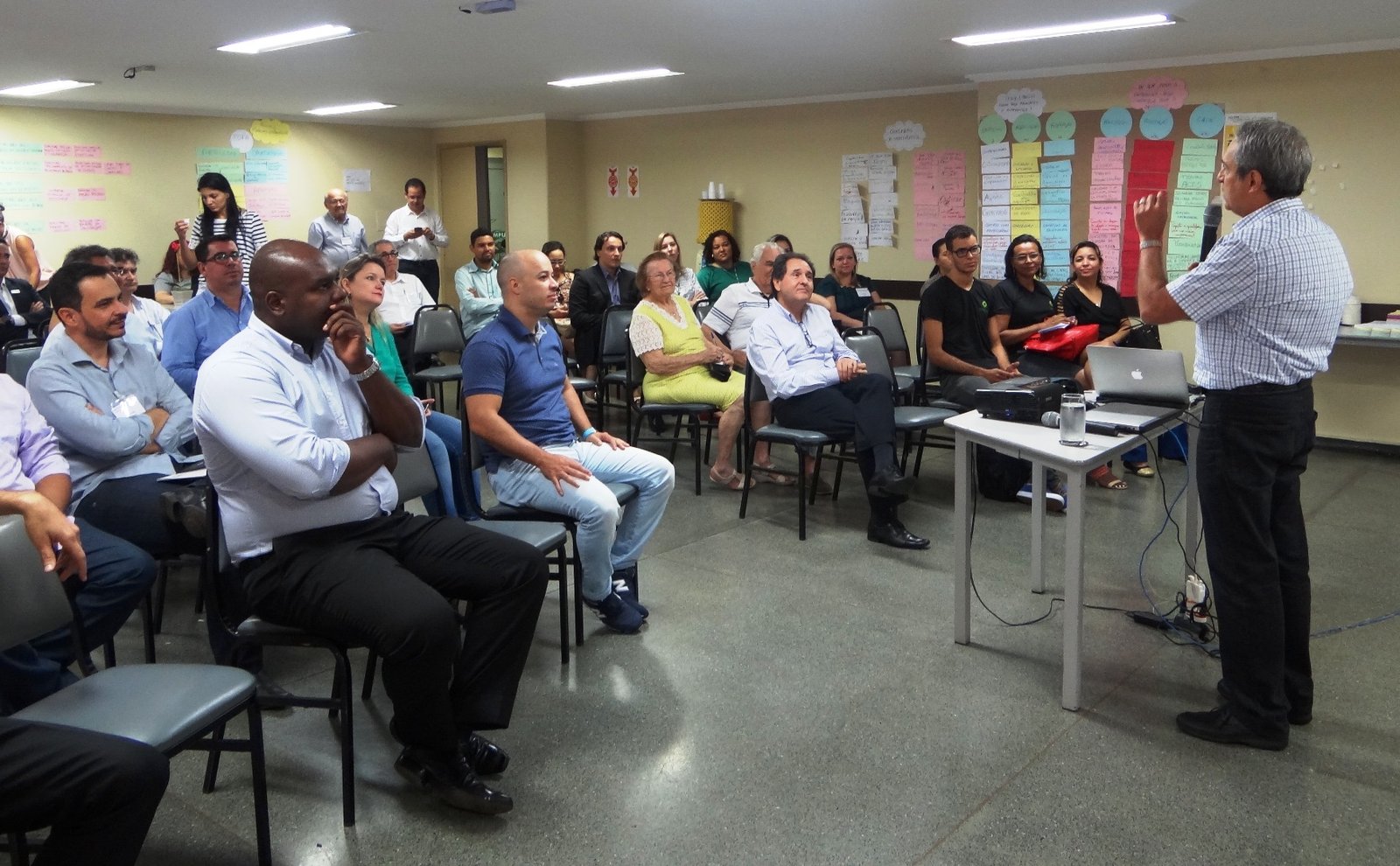 Especialista em Neurolinguística ministra palestra no final do Encontro Estadual do Empreender