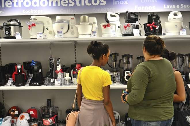 Comércio varejista recua 2% em dezembro e fecha 2016 com queda de 6,2%