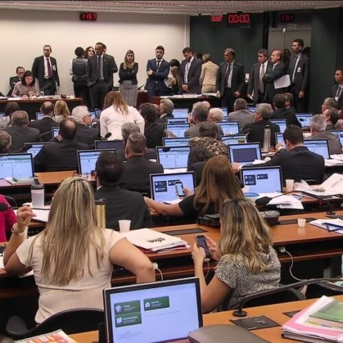 Comissão especial aprova relatório da reforma da Previdência