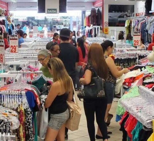 Confiança do comércio cresce 2,7%, com alta em todos os itens