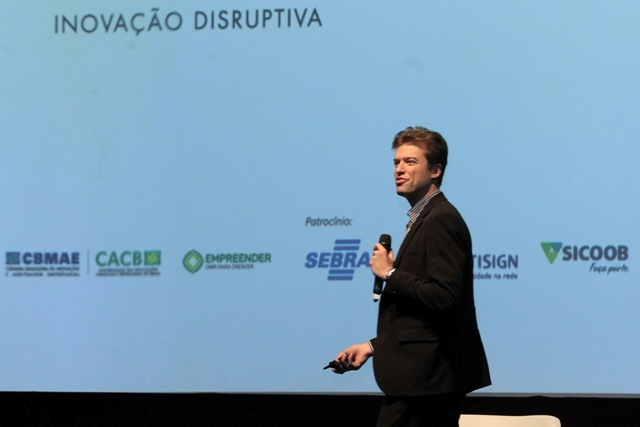 Arthur Igreja diz que as empresas precisam criar experiências que o digital não pode oferecer