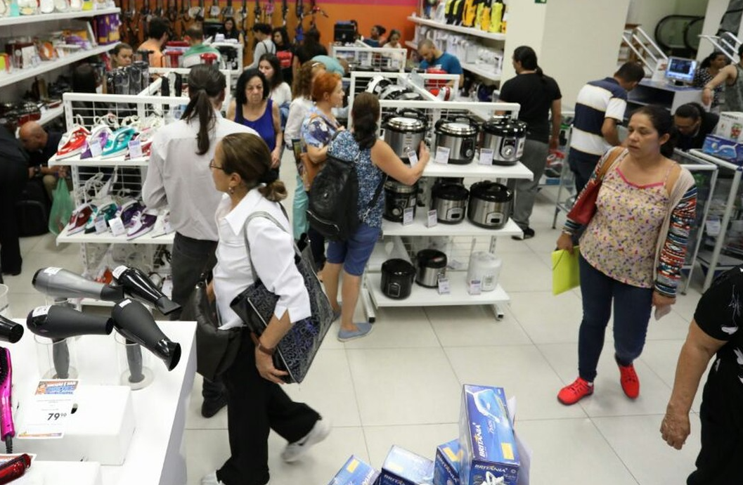 Após dois anos, comércio volta a crescer e fecha 2017 em alta de 2%