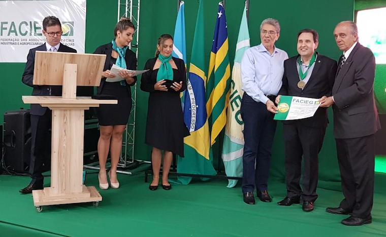 Presidente da Facmat recebe medalha de mérito classista e empresarial
