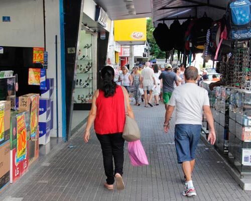 Movimento do Comércio sobe 3,7% no acumulado em 12 meses