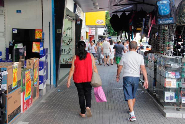 Movimento do Comércio sobe 3,7% no acumulado em 12 meses