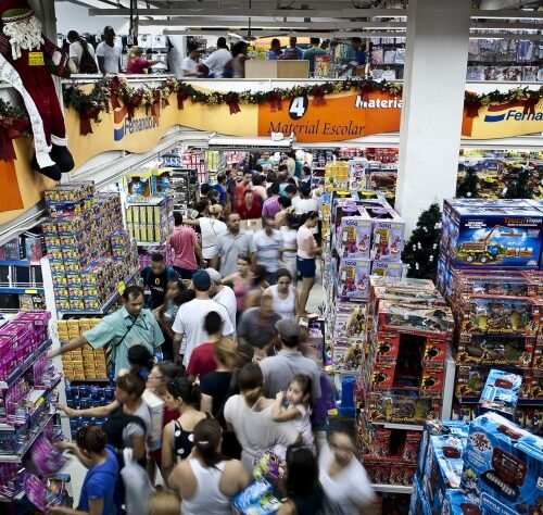 Confiança do comércio recua 0,1 ponto em abril, depois de sete altas