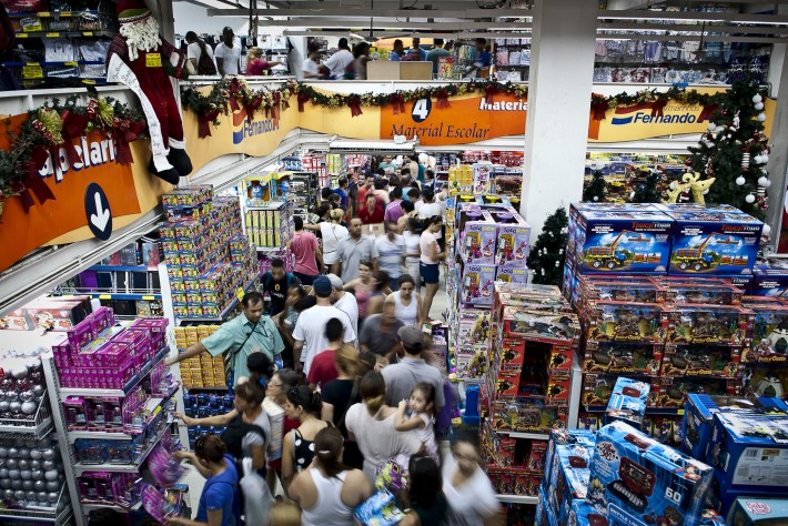Confiança do comércio recua 0,1 ponto em abril, depois de sete altas